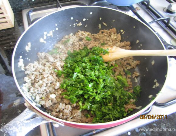 Фарш обжарить 10 минут на оливковом масле, затем добавить нарезанный лук, жарить еще 10 минут. Добавить нарезанную петрушку, соль, специи. 
