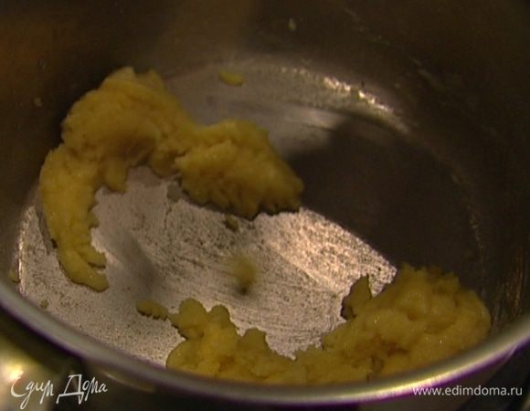 Растопить в небольшой кастрюле сливочное масло, добавить муку и, непрерывно помешивая, заварить муку с маслом. 