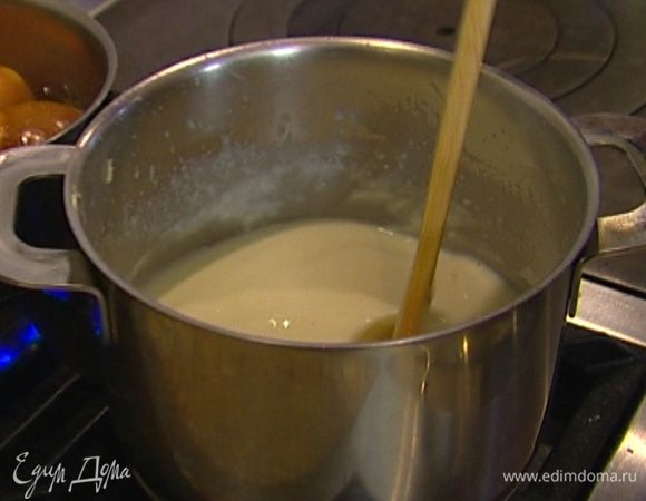 Не переставая помешивать, влить молоко и бульон. 