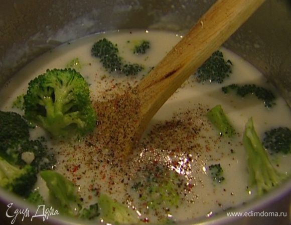 Добавить в суп брокколи, поперчить, посолить и варить две минуты.