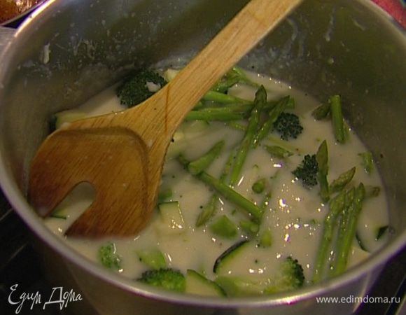 Добавить цукини и спаржу. 