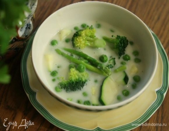 Разлить суп по тарелкам, присыпать пармезаном и петрушкой.