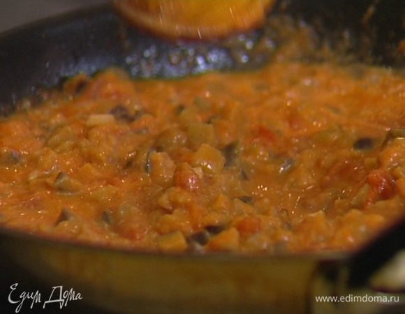 Половину соуса отлить в другую посуду и взбить в пюре, затем вернуть в сковороду и все перемешать.