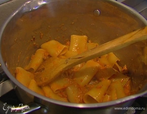 Заправить макароны соусом, добавить, если нужно, немного воды, в которой они варились, сбрызнуть оливковым маслом, присыпать пармезаном и листьями базилика и подавать!