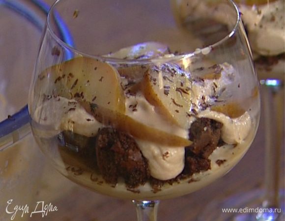 На дно больших бокалов выложить пару ложек крема из маскарпоне, затем несколько долек груш, а сверху слой раскрошенного шоколадного бисквита. 
