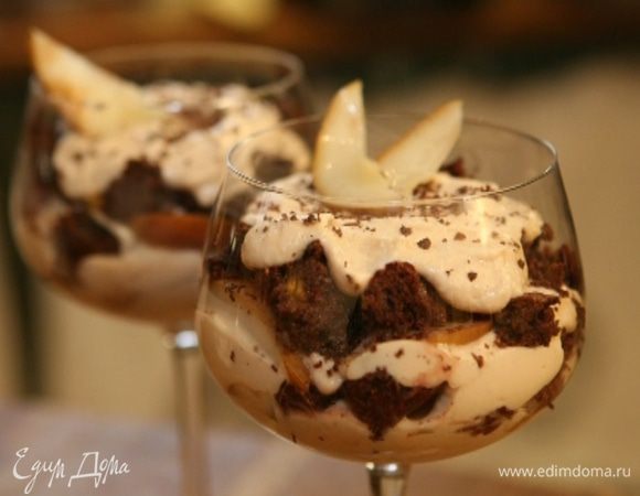 Полить бисквит 1 ст. ложкой кофе, снова выложить слой крема, дольки груш, присыпать натертым шоколадом, затем уложить еще слой раскрошенного бисквита, слегка полить его оставшимся красным вином, снова выложить слой маскарпоне. Присыпать тирамису тертым шоколадом и украсить дольками груш.