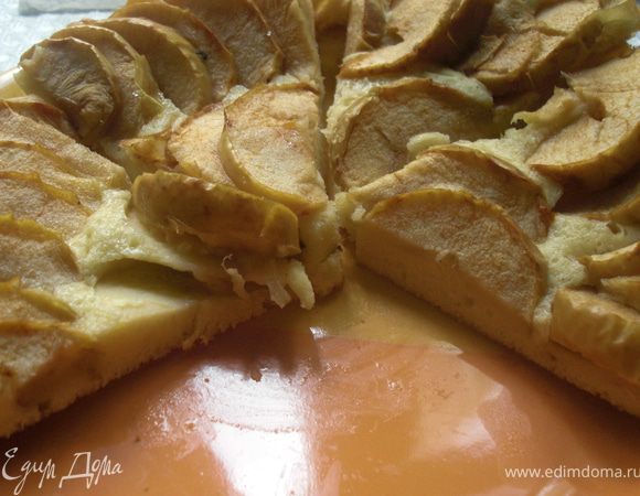     Разогрейте духовку до 200 градусов.   
    Смажьте форму маргарином(маслом). Яблоки очистите, удалите сердцевину и нарежьте тонкими дольками.
    Яйца взбейте с сахаром до образования устойчивой пены. Соедините с мукой. Выложите тесто в форму. 
    Сверху красиво разложите дольки яблок. Посыпьте пирог смесью корицы и ванильного сахара. Сверху тонким слоем положите ломтики маргарина.
     Выпекайте пирог до готовности, 20-30 минут. 