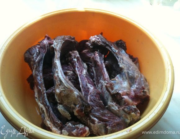 Подготовить ребра, разрезав из порционно.