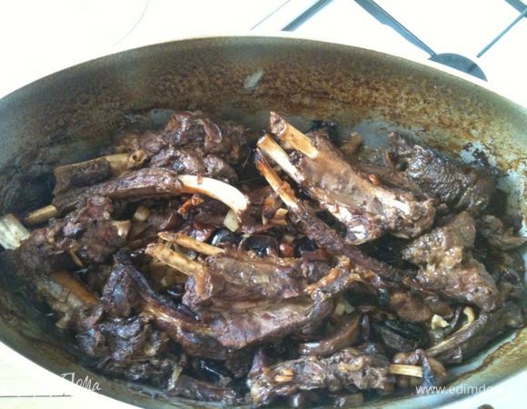 Поставить в разогретую до 180 градусов духовку и забыть о них часа на 3.