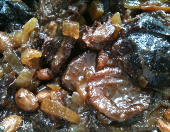 Готовые ребрышки переложить в другую посуду верхние вниз, а нижние вверх и полить соусом.
Приятного аппетита!