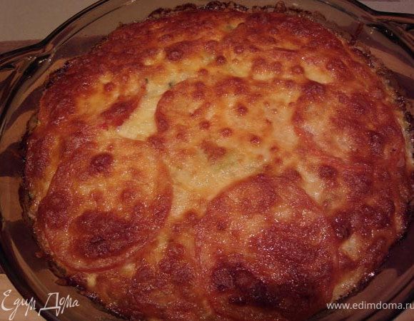 Выпекать при 200 градусах (180 если духовка с феном) около 35 минут, до тех пор пока сыр не подрумянится. Разрезать на порционные кусочки, полить сладким чили-соусом и подавать. Приятного аппетита!