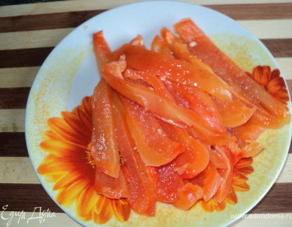 Перец ( целый) запечь в духовке или поджарить на сковороде до черноты, положить в целлофановый пакет на 5 мин, затем очистить от шкурки и порезать на полоски.