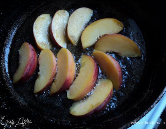 Персик помыть, порезать дольками и припустить на сковороде с 2 ст.ложками растительного масла и 1 ст.ложкой сахара. Дольки перца и персика  выложить на тарелку, посыпать итальянскими травками.