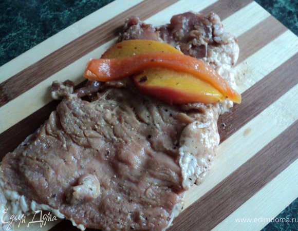 На пласт мяса положить пару долек персика, полоску перца, свернуть рулетом, перевязать ниткой.