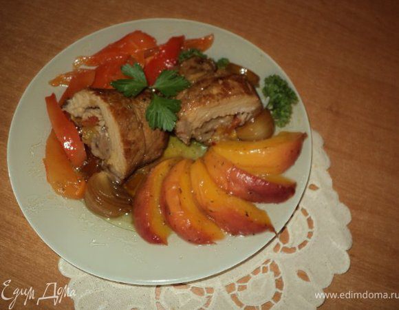 С готовых рулетиков убрать нить. Подавать с  запеченным перцем, карамелизированым персиком,полив соусом и украсив зеленью.