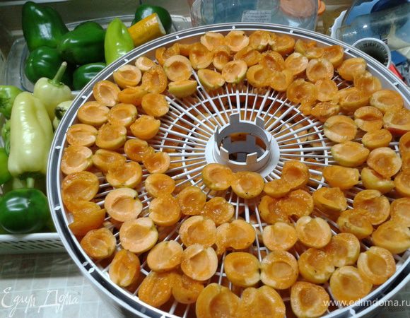 Еще летом мы сушили абрикоски, вот теперь пришло время их...