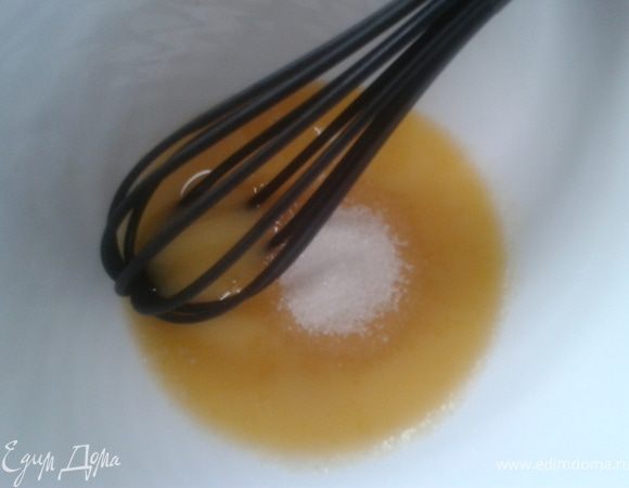 Яйца взбить с сахаром.