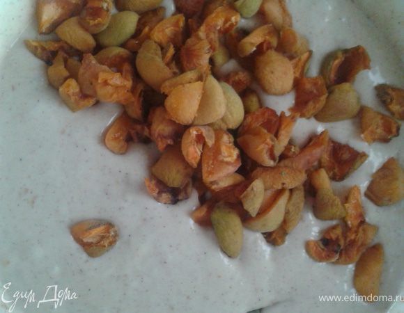 Всыпать абрикос. Замем добавить столько муки, чтобы тесто было густоватое (как на кексики). 