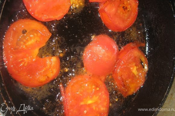 помидоры порезать кружочками обжарить и добавить к баклажанам затем обжарить лук