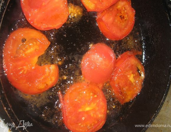 помидоры порезать кружочками обжарить и добавить к баклажанам
затем обжарить лук 