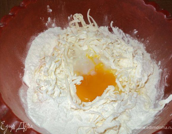 Муку просеять, добавить сахар, соль, перемешать. В муку  потереть на терке охлажденный маргарин, добавить 1 яйцо, соду погашенную уксусом, быстро замесить тесто. 