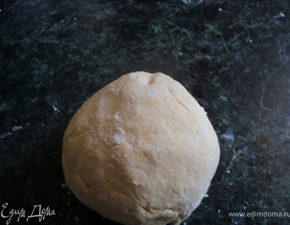 Завернут тесто в пищевую пленку, поставить на 20 мин в холодильник.