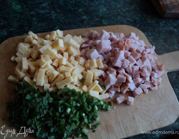 Начинка: порезать мелкими кубиками копчености,сыр, порезать мелко зелень.