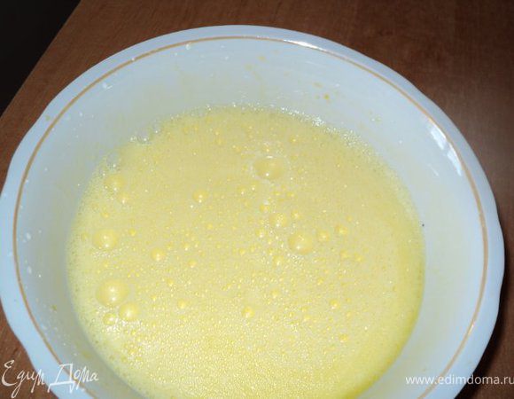 Взбить яйца, добавить сливки, 1 ст.л. муки, перемешать, добавить копчености, сыр, зелень, посольть, перемещать.

