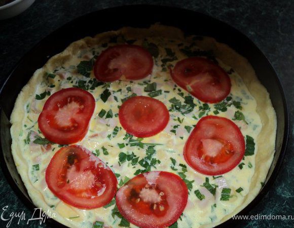 Форму смазать маслом, тесто немного раскатать, положить в форму, разровнять, сформировав бортики высотой 3.0см. Выложить начинку, сверху украсить ломтиками помидора и зеленью. Выпекать при температуре 200-220градусов 30мин ( до застывания начинки).