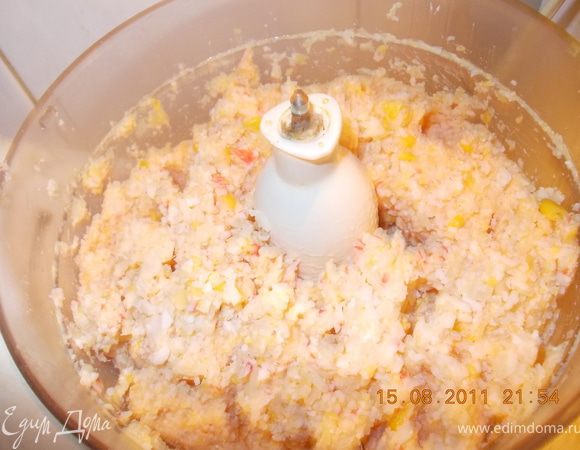 всё, кроме сыра пропускаем через мясорубку или, как собственно у меня, измельчаем в комбайне.Получается такая  масса