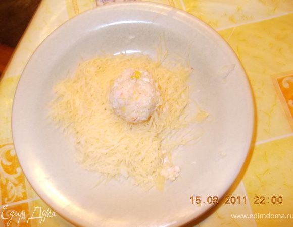 из салатного фарша формируем шарики и панируем их в сыре