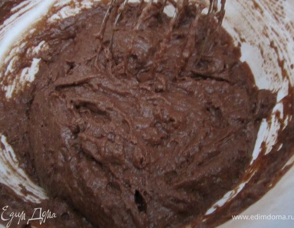 В мучную смесь добавить яично-йогуртовую. Хорошо перемешать.