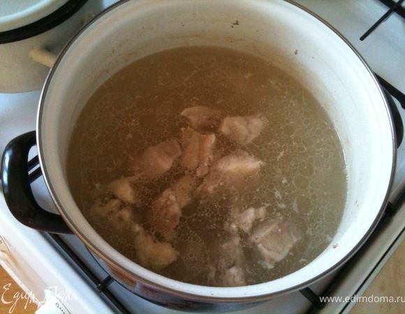 Из мяса (я предпочитаю ребрышки) и воды сварить бульон. Лично я валю его более 1 часа.