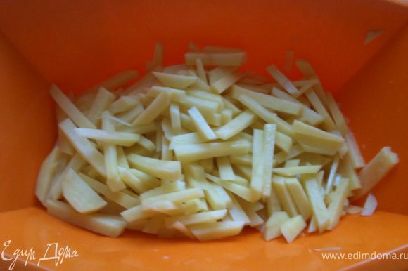 Картофель очистить и нарезать соломкой.