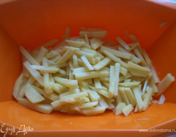 Картофель очистить и нарезать соломкой.