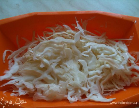 Капусту нашинковать.
