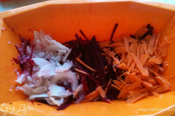 Очищенные свеклу, морковь и лук нарезать мелкой соломкой. Оставить маленький кусочек свеклы.