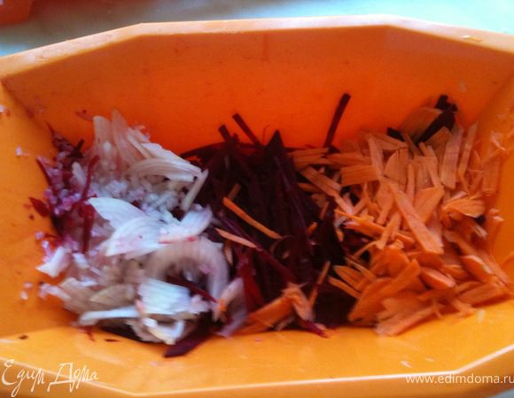 Очищенные свеклу, морковь и лук нарезать мелкой соломкой. Оставить маленький кусочек свеклы.