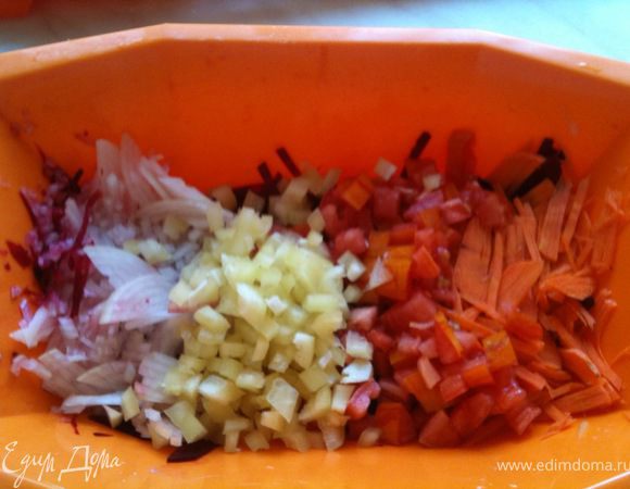 Помидор и болгарский перец нарезать мелкими кубиками.
