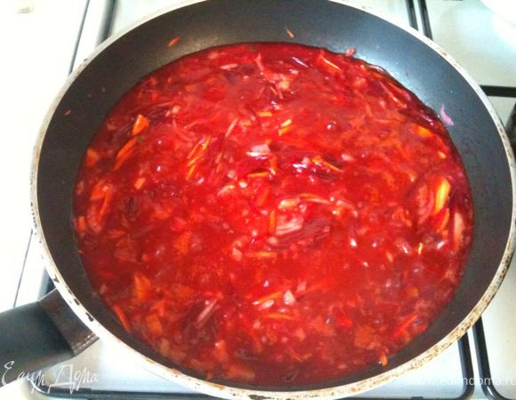 На среднем огне пассеровать овощи в течение 5-7 минут.