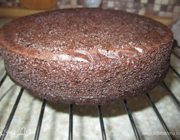 Готовый бисквит охладить, разрезать на три коржа.