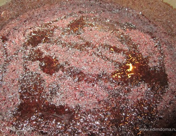 Взять разъемную форму.
Бортики можно поднять с помощью пергаментной бумаги( просто выложив ее по кругу).
На дно положить самый ровный корж.