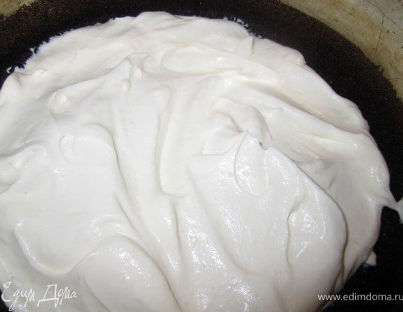 Выложить часть крема.