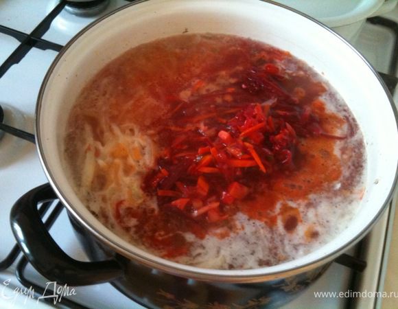 Добавить спассерованные овощи в бульон с картофелем и капустой, продолжать варить на медленном огне.