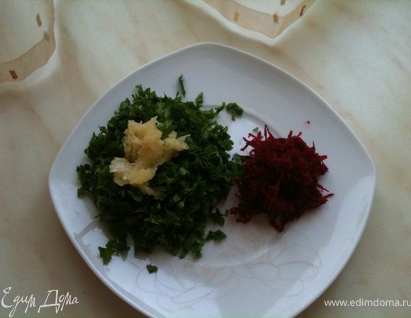 Мелко нарезать петрушку, на мелкой терке натереть оставшийся кусочек свеклы и чеснок.