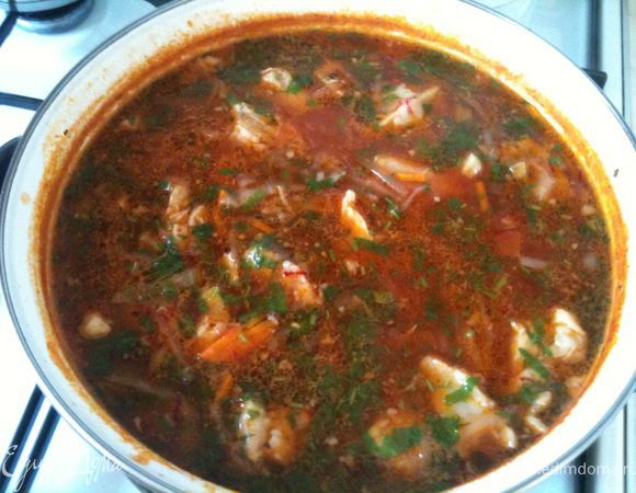 По истечении времени, за 5 минут до окончания варки, добавить зелень, натертую свеклу и чеснок. Выключить огонь.