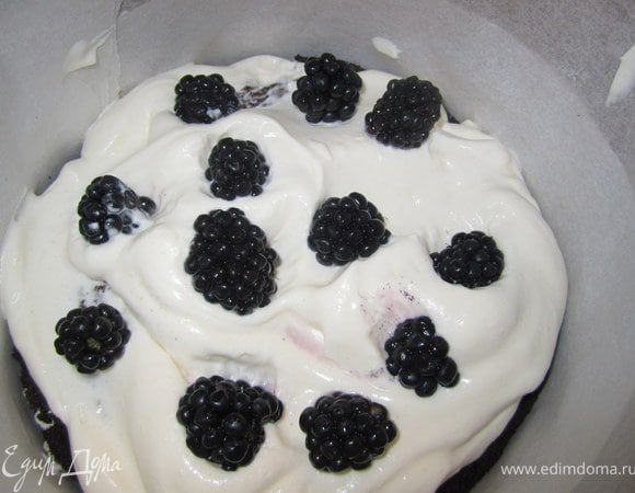 Сметана, ежевика.