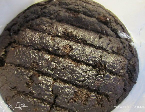 Закрыть бисквитным коржом. Немного сверху придавить.