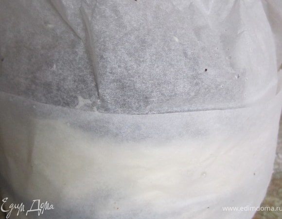 Поставить в холодильник на 2-3 часа.
После охлаждения, снять бортики.