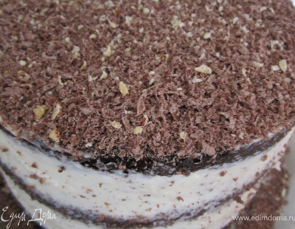Сверху торт можно немножко смазать сметаной.
Потереть шоколад и миндаль.